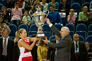 Ilona Korstine, capitaine du Spartak, soulève le premier trophée de la saison (photo: FIBA Europe) Ilona Korstine, capitaine du Spartak, soulève le premier trophée de la saison (photo: FIBA Europe)