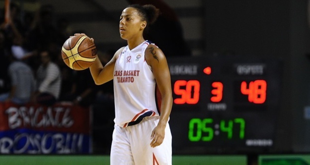 Kathy Wambe brille en Italie (photo: www.tarantocrasbasket.com) Kathy Wambe brille en Italie (photo: www.tarantocrasbasket.com)