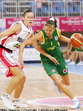 Evelien Callens/Lina Brazdeikyte (photo: Fibaeurope/Stefano Silvestri/Castoria) Evelien Callens/Lina Brazdeikyte (photo: Fibaeurope/Stefano Silvestri/Castoria)