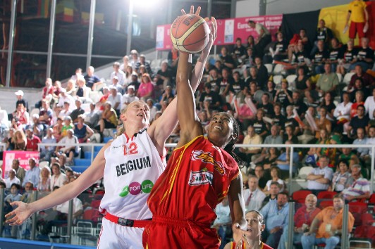 Le duel a tourné à l'avantage de l'Espagne en quarts de finale (photo: FFBB/Bellenger) Le duel a tourné à l'avantage de l'Espagne en quarts de finale (photo: FFBB/Bellenger)