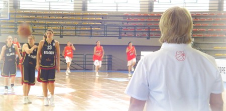 A l'échauffement dans la salle de Sulmona où il doit faire plus de 30 degrés.