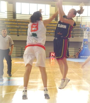 Valérie Kara (8pts, 4 rbds) a sonné la révolte et montré l'exemple d'un jeu dur et agressif, indispensable à l'Euro Valérie Kara (8pts, 4 rbds) a sonné la révolte et montré l'exemple d'un jeu dur et agressif, indispensable à l'Euro
