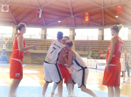 Julie Vermeire (15 rbds) et Fanny Tirtiaux (24pts, 6 rbds)  au charbon