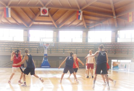 Alors que dans le groupe C, la Russie, la Lituanie et l'Ukraine se qualifient, la Bulgarie, battue par les Lituaniennes 65-60, est 4e de la poule, derniers règlages dimanche matin pour les Espoirs. (photo: S. Kovaleni) Alors que dans le groupe C, la Russie, la Lituanie et l'Ukraine se qualifient, la Bulgarie, battue par les Lituaniennes 65-60, est 4e de la poule, derniers règlages dimanche matin pour les Espoirs. (photo: S. Kovaleni)