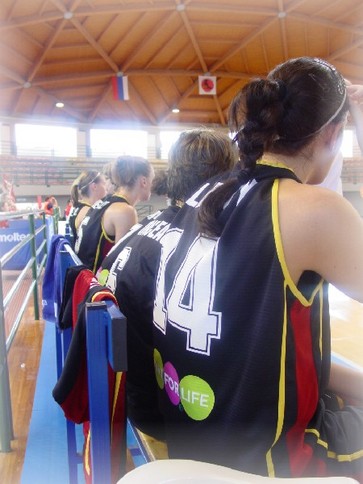 Les Belges dos au mur (photo: S. Kovaleni) Les Belges dos au mur (photo: S. Kovaleni)