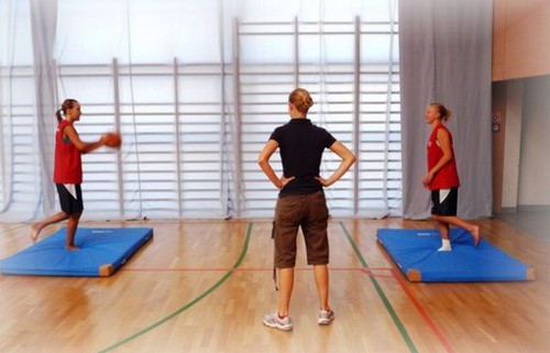 Laetitia Duchêne supervise les exercices d'Anne-Sophie De Bondt et Silke Storme qui soignent leur cheville (photo: E. Hendryckx)