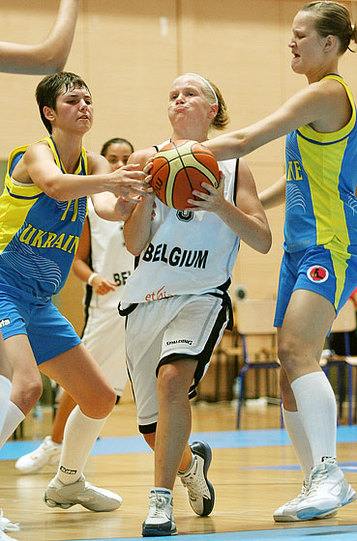 Malgré les apparences, la Belgique et Julie Van Loo n'ont pas du souffler face à l'Ukraine 93-35 (photo: FIBAEurope) Malgré les apparences, la Belgique et Julie Van Loo n'ont pas du souffler face à l'Ukraine 93-35 (photo: FIBAEurope)