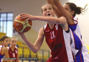 Emma Meesseman, avec en arrière plan Hanne Mestdagh, la garde royale des jeunes Belges (photo: Lukasz Grochala) Emma Meesseman, avec en arrière plan Hanne Mestdagh, la garde royale des jeunes Belges (photo: Lukasz Grochala)