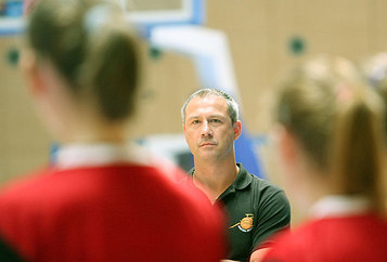 Etienne Louvrier et ses filles poursuivent leur parcours sans faute (photo: FIBAEurope.com) Etienne Louvrier et ses filles poursuivent leur parcours sans faute (photo: FIBAEurope.com)