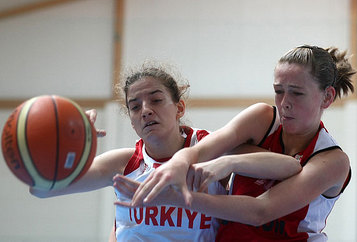 Un gros duel entre Emma Meesseman (24pts, 12 rbds) et Kavurmacioglu (photo: FIBA Europe.com) Un gros duel entre Emma Meesseman (24pts, 12 rbds) et Kavurmacioglu (photo: FIBA Europe.com)