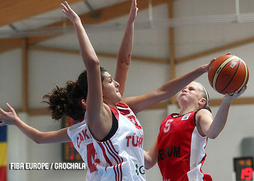 A un panier près, Julie Van Loo devenait l'héroïne des U16. Il faut tourner la page et penser à la France (photo: FIBA Europe.com/Grochala) A un panier près, Julie Van Loo devenait l'héroïne des U16. Il faut tourner la page et penser à la France (photo: FIBA Europe.com/Grochala)