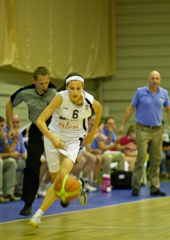 Antonia Delaere repart en contre pour aller chercher deux lancers qui ramèneront la Belgique (photo: www.totalbaschet.ro)