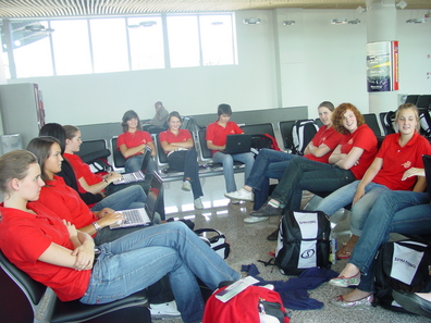 Les Belges à l'aéroport de Ljbuljana (Slovénie) lundi dans l'attente de leur correspondance pour Skopje (photo: S. Kovaleni)