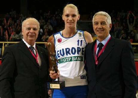 Maria Stepanova reçoit son prix de Joueuse FIBA