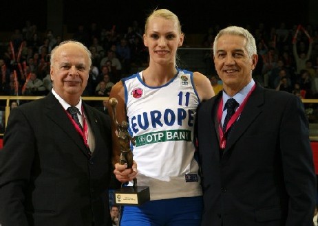 Maria Stepanova reçoit son prix de Joueuse FIBA Maria Stepanova reçoit son prix de Joueuse FIBA