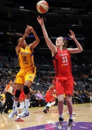 Emma Meesseman face à Lindsay Harding (22 pts, 7 assists) (photo: monumentalnetwork.com) Emma Meesseman face à Lindsay Harding (22 pts, 7 assists) (photo: monumentalnetwork.com)