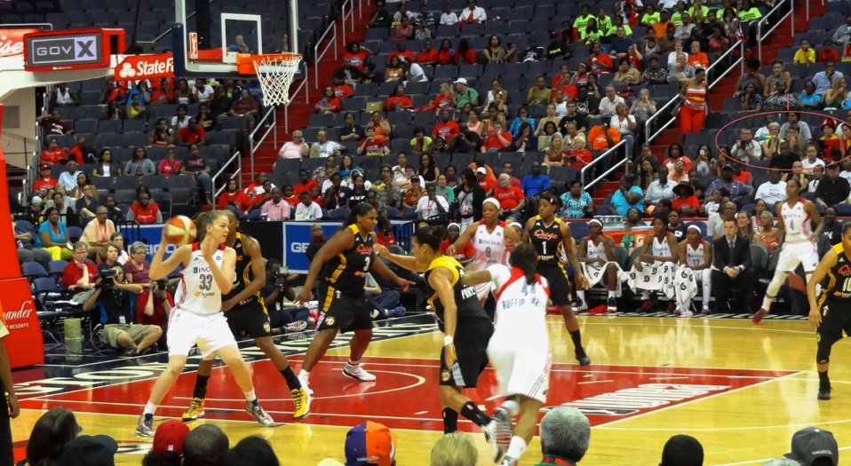 Look on the right side in the tribune... (photo: E. Comans) Look on the right side in the tribune... (photo: E. Comans)