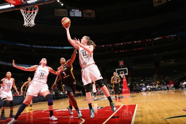 Un double-double (24pts, 10 rbds) et 6 bloc-shots pour Emma Meesseman