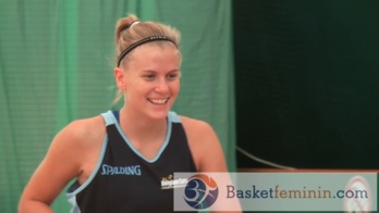 Julie Vanloo tout sourire à l'entraînement le matin