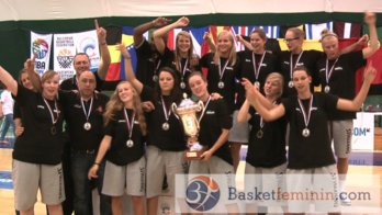 Le podium, les médailles d'or, Julie Vanloo, MVP
