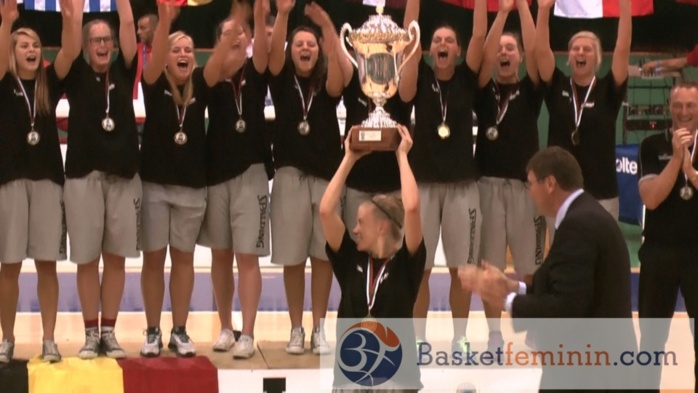 Le podium, les médailles d'or, Julie Vanloo, MVP
