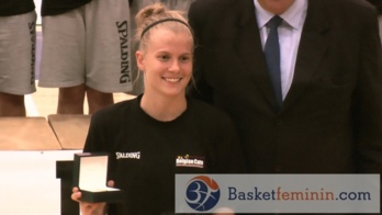 Le podium, les médailles d'or, Julie Vanloo, MVP