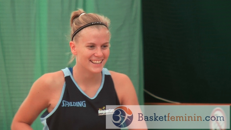 Julie Vanloo tout sourire à l'entraînement le matin
