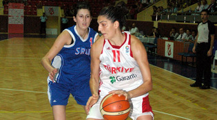 Yilmaz toujours au poste avec la Turquie (photo: fédération turque de basket/tbf.org.tr) Yilmaz toujours au poste avec la Turquie (photo: fédération turque de basket/tbf.org.tr)