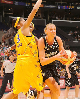 Ann Wauters face à Candace Parker, la crème des crèmes (photo: WNBA.com) Ann Wauters face à Candace Parker, la crème des crèmes (photo: WNBA.com)