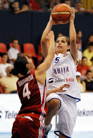 Miljkovic et la Serbie en travers de la route des Belges (photo: FIBAEurope)