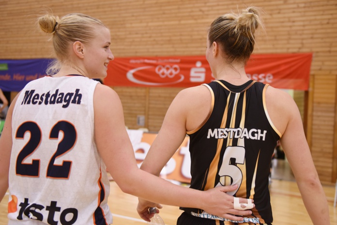 Hanne accueillait Kim dans le duel des soeurs Mestdagh (photo FIBA: Patrick Seeger) Hanne accueillait Kim dans le duel des soeurs Mestdagh (photo FIBA: Patrick Seeger)