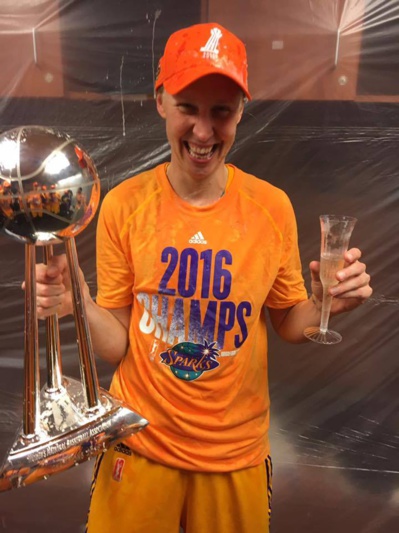 Ann Wauters couronnée (photo: WNBA.com) Ann Wauters couronnée (photo: WNBA.com)