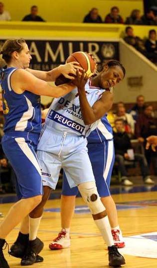 Pauline Akonga dans un duel pas toujours académique face aux modestes Estoniennes (photo: FIBA Europe.com)