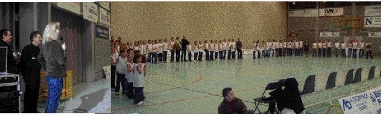 Philippe Delmulle (Pdt), Antoin Surgeloose (Pdt des jeunes), Caroline De Roos (mérite sportif de la Ville de Waregem) et les 90 filles de l'école des jeunes IMC Waregem Philippe Delmulle (Pdt), Antoin Surgeloose (Pdt des jeunes), Caroline De Roos (mérite sportif de la Ville de Waregem) et les 90 filles de l'école des jeunes IMC Waregem