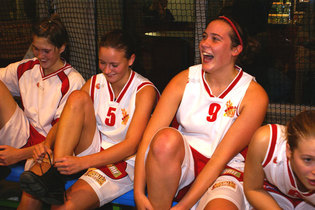 Fanny Tirtiaux, Stéphanie Slaviero et Ellen Lauwers ont retrouvé le sourire (photo: J. Duvivier/Novia Munalux) Fanny Tirtiaux, Stéphanie Slaviero et Ellen Lauwers ont retrouvé le sourire (photo: J. Duvivier/Novia Munalux)