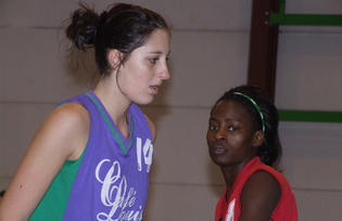 Alicia Giberti (Libramont) et Kani Niakate (Loyers) en lutte en R1 (photo: www.bcml.be) Alicia Giberti (Libramont) et Kani Niakate (Loyers) en lutte en R1 (photo: www.bcml.be)