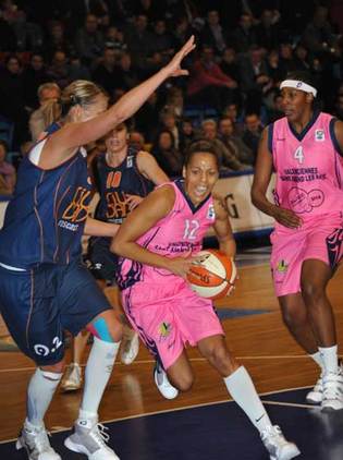 Kathy Wambe et l'Union Hainaut Basket en 5-ème position (photo: FIBA Europe.com)
