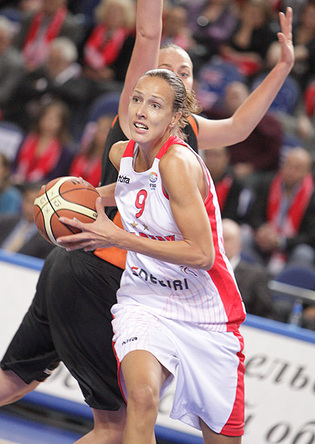 Tatyana Schegoleva honorée (photo: FibaEurope) Tatyana Schegoleva honorée (photo: FibaEurope)