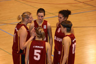 Les jeunes Belges guidées par Laurence Van Malderen (photo: F. Vanl Loo) Les jeunes Belges guidées par Laurence Van Malderen (photo: F. Vanl Loo)