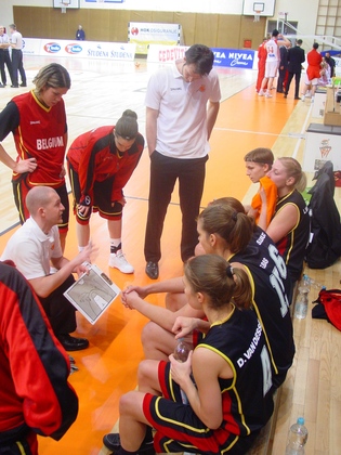 Une entame difficile prévisible pour les jeunes Belges (photo: S. Kovaleni) Une entame difficile prévisible pour les jeunes Belges (photo: S. Kovaleni)