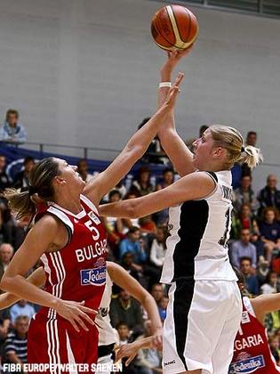 Laurence Van Malderen sur le pont de l'équipe nationale en mai (photo: FIBAEurope/W.Saenen)