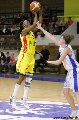 Pauline Akonga (22pts, 13 rbds) en finale avec Dexia Namur (photo: Ch.Beka/www.amaphoto.eu) Pauline Akonga (22pts, 13 rbds) en finale avec Dexia Namur (photo: Ch.Beka/www.amaphoto.eu)
