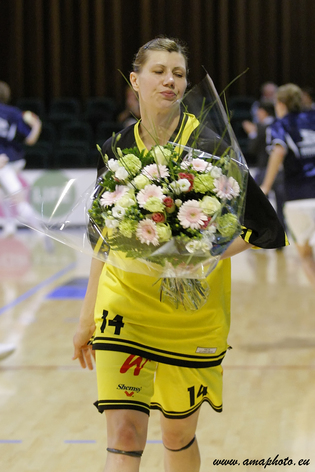 Un nouveau trophée pour Oksana Agabalova (photo: Ch. Béka/www.amaphoto.eu) Un nouveau trophée pour Oksana Agabalova (photo: Ch. Béka/www.amaphoto.eu)