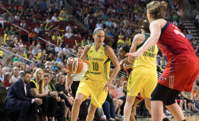 Sue Bird face à Emma Meesseman (photo: storm.wnba.com) Sue Bird face à Emma Meesseman (photo: storm.wnba.com)
