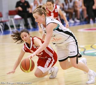 11 rebonds pour Lut De Meyer, c'estla Turquie qui a un genou à terre (photo: FIBA Europe/Ulrich Schulte)