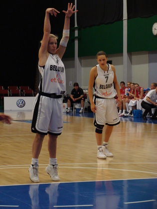 Silke Storme au lancer sous l'oeil de Miete Celus (photo: S. Kovaleni) Silke Storme au lancer sous l'oeil de Miete Celus (photo: S. Kovaleni)