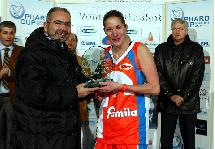 Photo: www.legabasketfemminile.it Mario Di Marco remet le trophée à Schio
