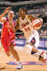 Tamika Catchings déborde Diana Taurasi. Photo NBA.com Frank McGrath/PS&E Photo