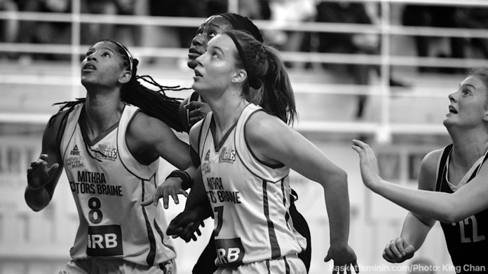Celeste Trahan-Davis et Antonia Delaere (Castors Braine) défendent leur trophée (photo: King Chan)