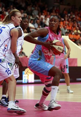 Pauline Akonga déchaînée mercredi (photo: basketfrance.com) Pauline Akonga déchaînée mercredi (photo: basketfrance.com)